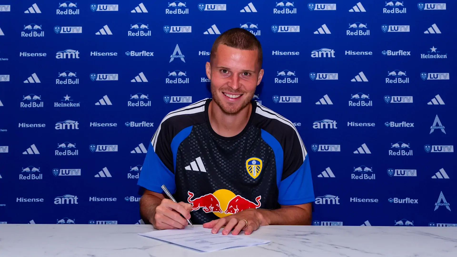 Nico Elvedi klar for Leeds!
